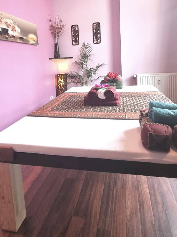 Massageliege in einem Thai Massage Salon in Berlin.