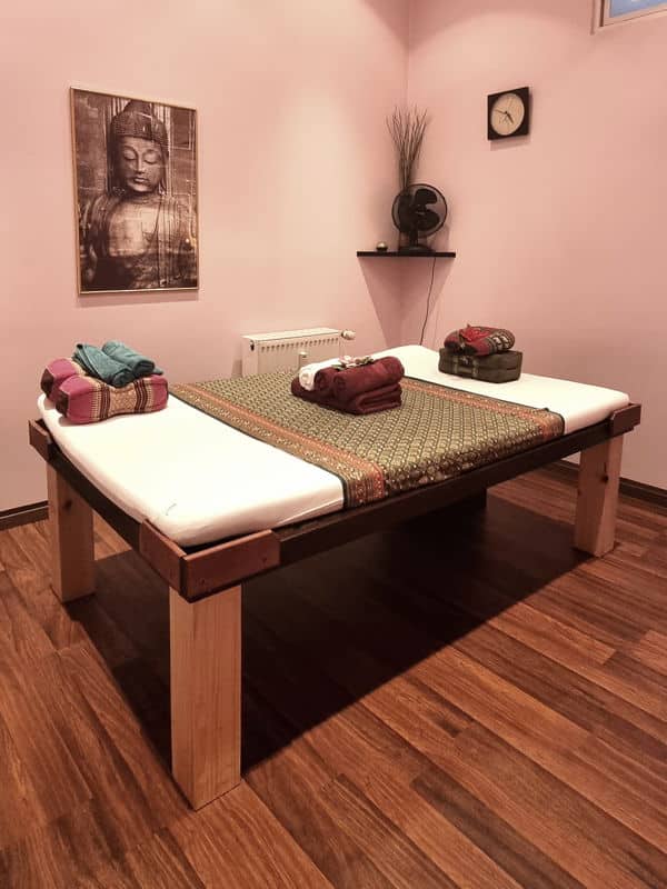Bequeme Massageliege für eine entspannte Thai Massage.